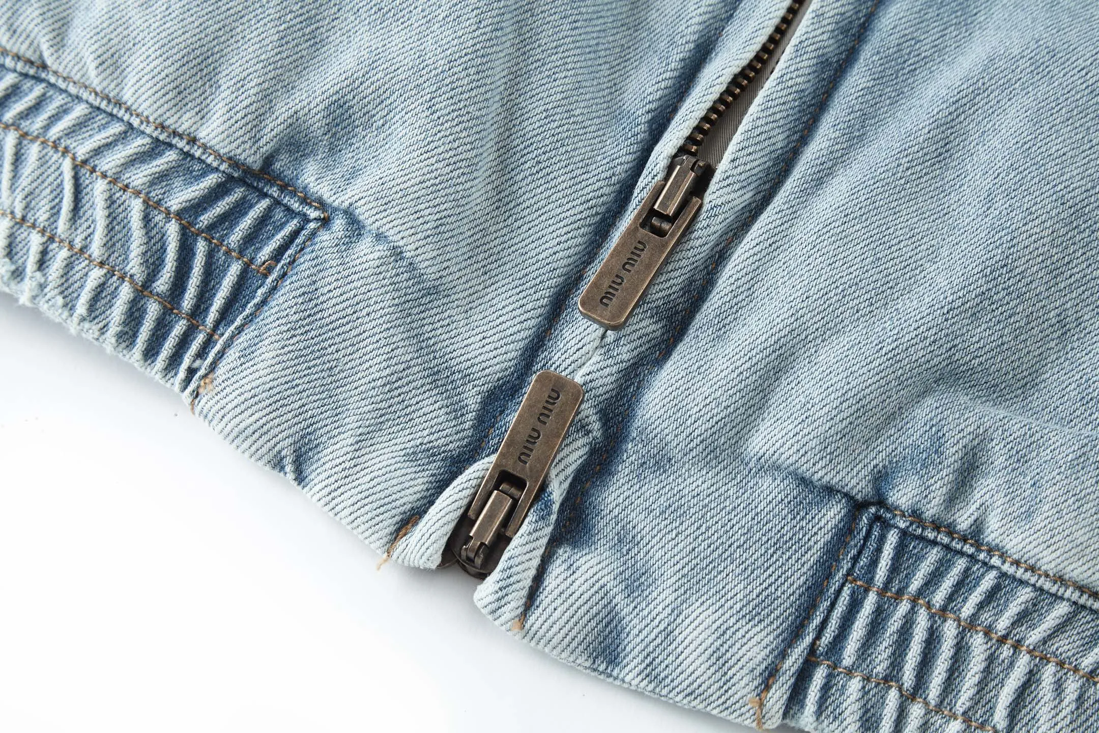 Miu Miu 13,999 ， 7*10 11 ， 400 。 2600 ， 。 。 ， miu miu 。 ， Miu Miu 。 。 ， 。MIU MIU ， ， 。 ，15 ， 。 。 ， ， 。Oversize ， ， ， ， 。 Size:36/38/40/42