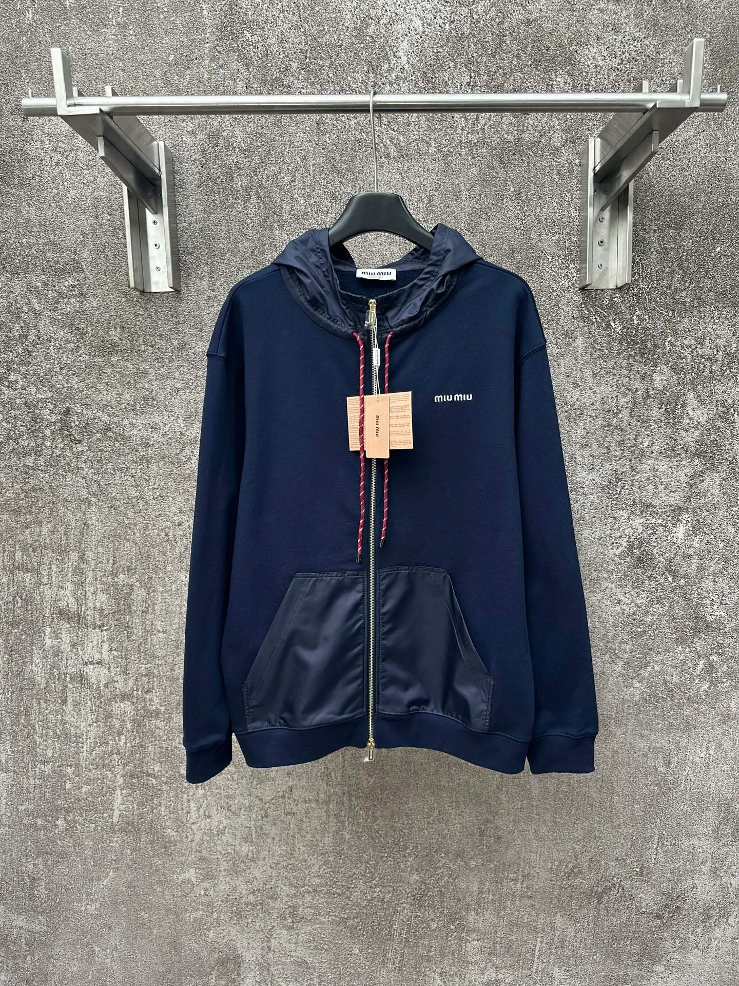 MIUMIU ， ， ， ， 。 ， 。 ，Wear-Resistant 。 1： 2*2 ， ， ， ， ， 。 2： ， ， ， ， 。 3： X/Y ， ， ， 、 ， ， ， ， 。 ： SIZE:S M L XL
