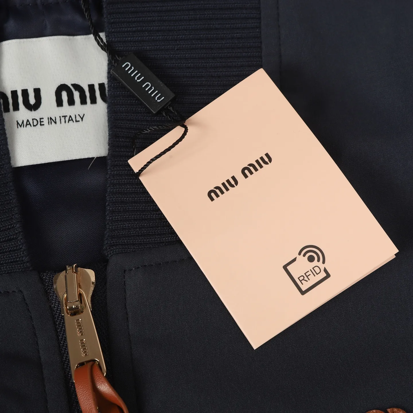 Miumiu 24FW ！Zp 25400 ！In Stock ！ ！ ， ， Navy Blue ， In Stock ！ ， ， ， Genuine Leather， Miumiu ！ ！ ， Same Style Size：38 40 42 44