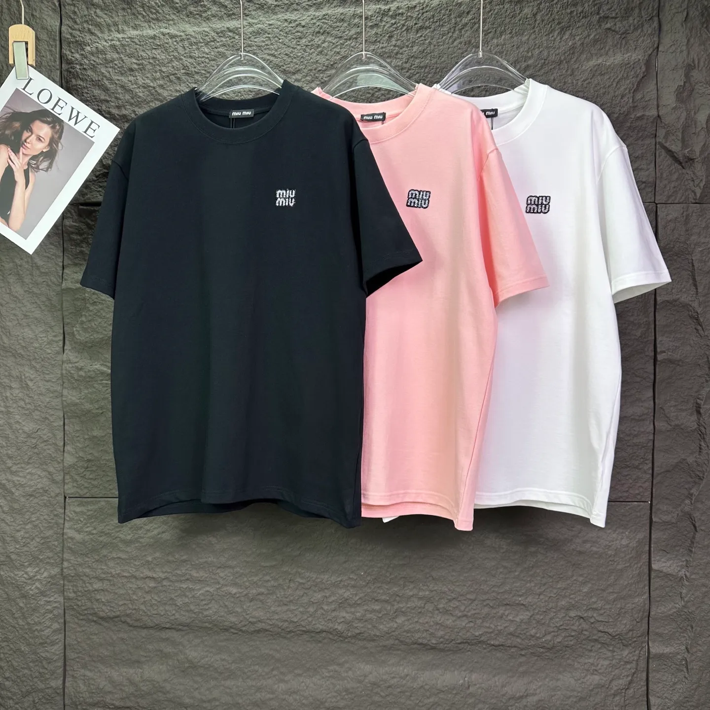 MIU MIU 2026New Arrival logo T 🔥 🔥 🔥 Same Style Quality😘😘 300 Versatile T 👍 ：Black、Pink、White Size：S-XL