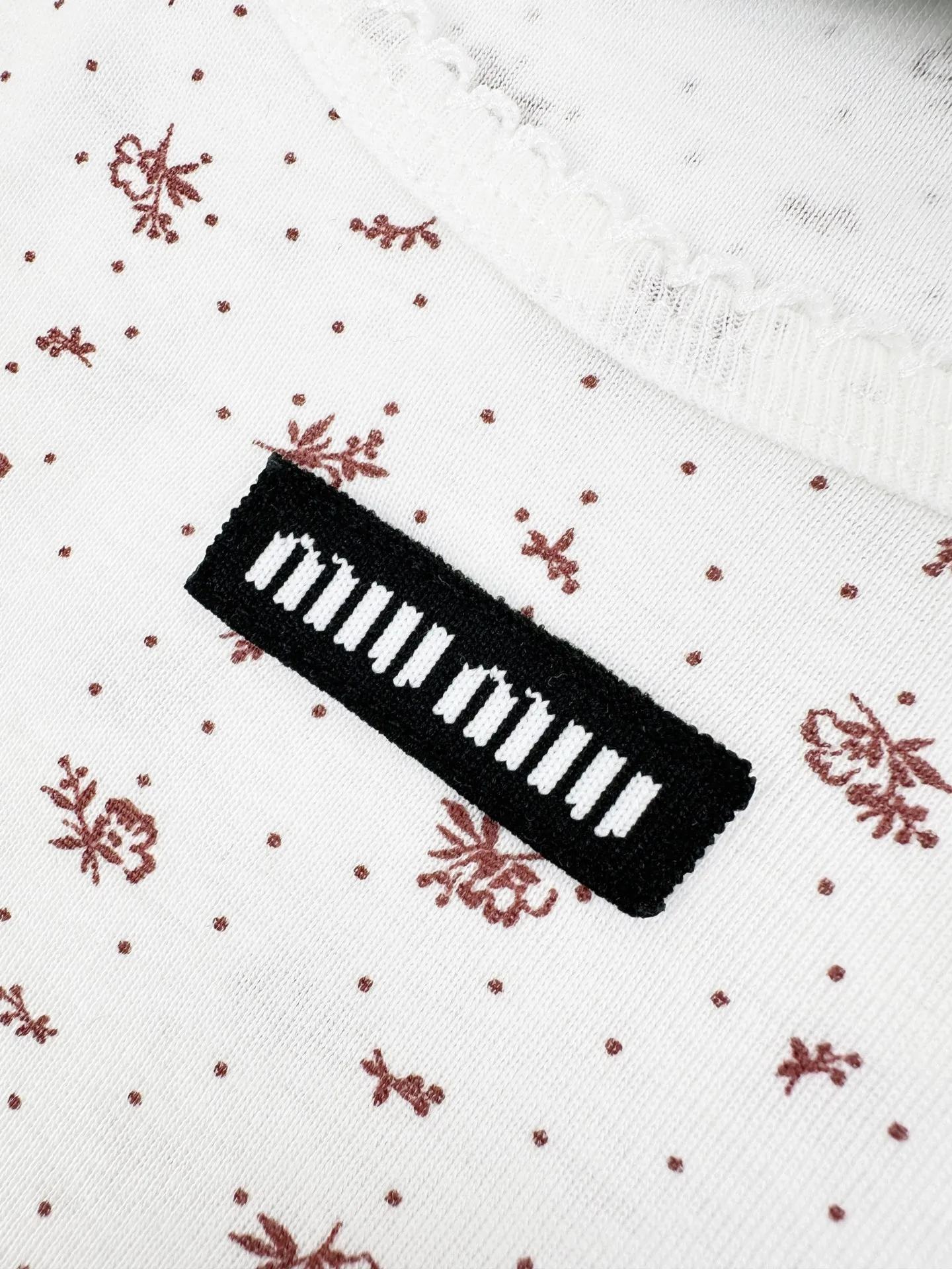 Breathable 。 ， ， 。 Miu Miu ， ； ， 。 ， ， ， ； 。 1. ， ， 。 2. ， ， 。 3. ， ， ， 、 ， 。 ： 1:1 MM 1:1 MM ： Size： XS S M ： FF 745