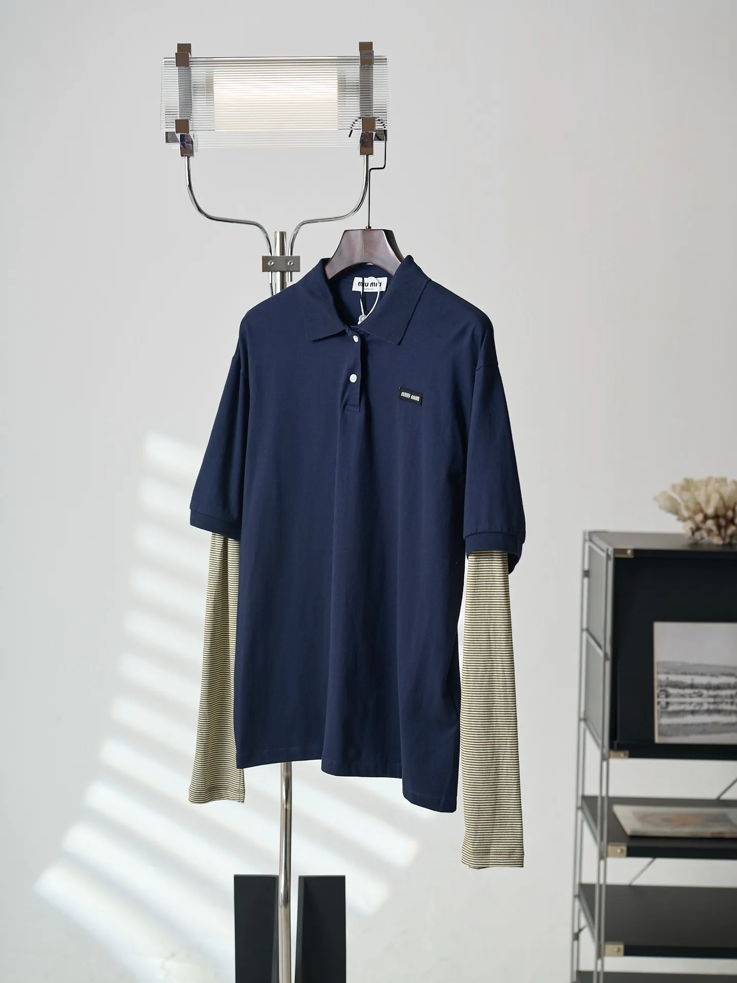 Miu Miu/ Polo 【In Stock】S M L ， ， ， 。 Navy Blue ，Retro Khaki ， 。 Miu Miu ， 。 ， Retro ； ， 。 ， 。 1. “Miu Miu ” 、 。 2. ， ， 。 3. ， ， ， 、