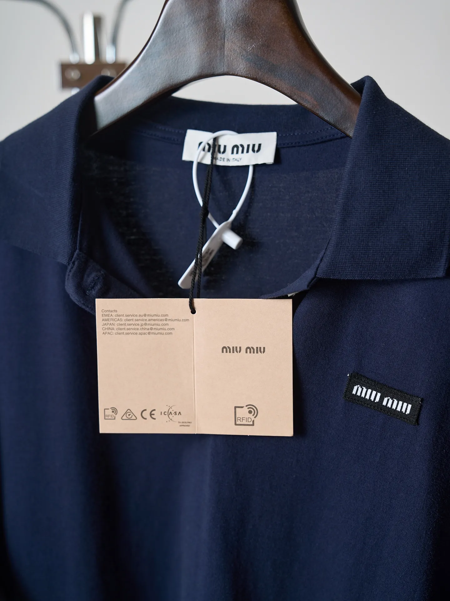 Miu Miu/ Polo 【In Stock】S M L ， ， ， 。 Navy Blue ，Retro Khaki ， 。 Miu Miu ， 。 ， Retro ； ， 。 ， 。 1. “Miu Miu ” 、 。 2. ， ， 。 3. ， ， ， 、