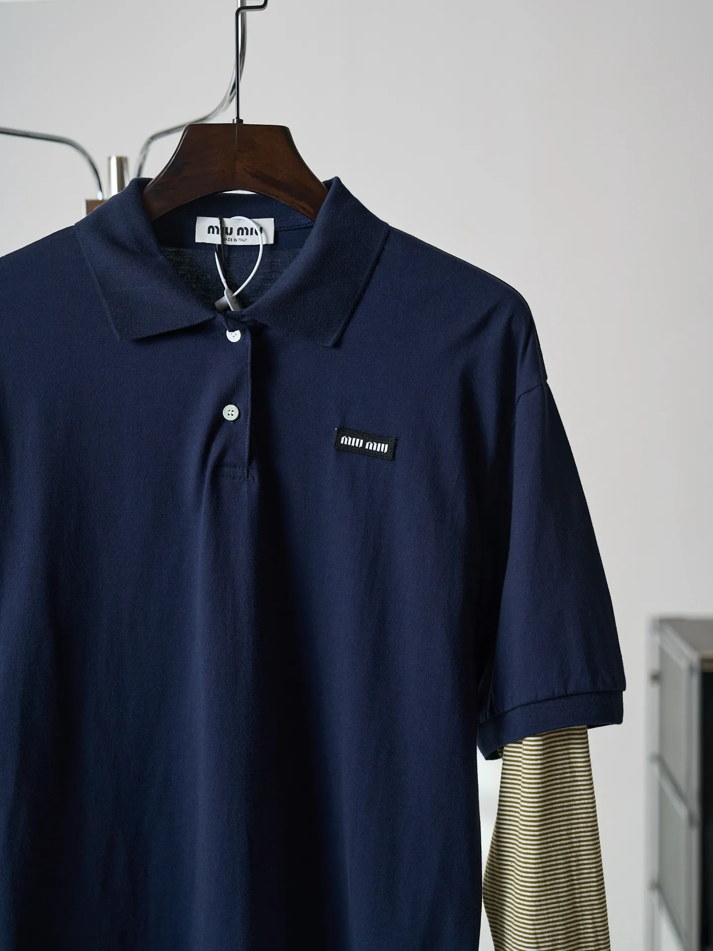 Miu Miu/ Polo 【In Stock】S M L ， ， ， 。 Navy Blue ，Retro Khaki ， 。 Miu Miu ， 。 ， Retro ； ， 。 ， 。 1. “Miu Miu ” 、 。 2. ， ， 。 3. ， ， ， 、