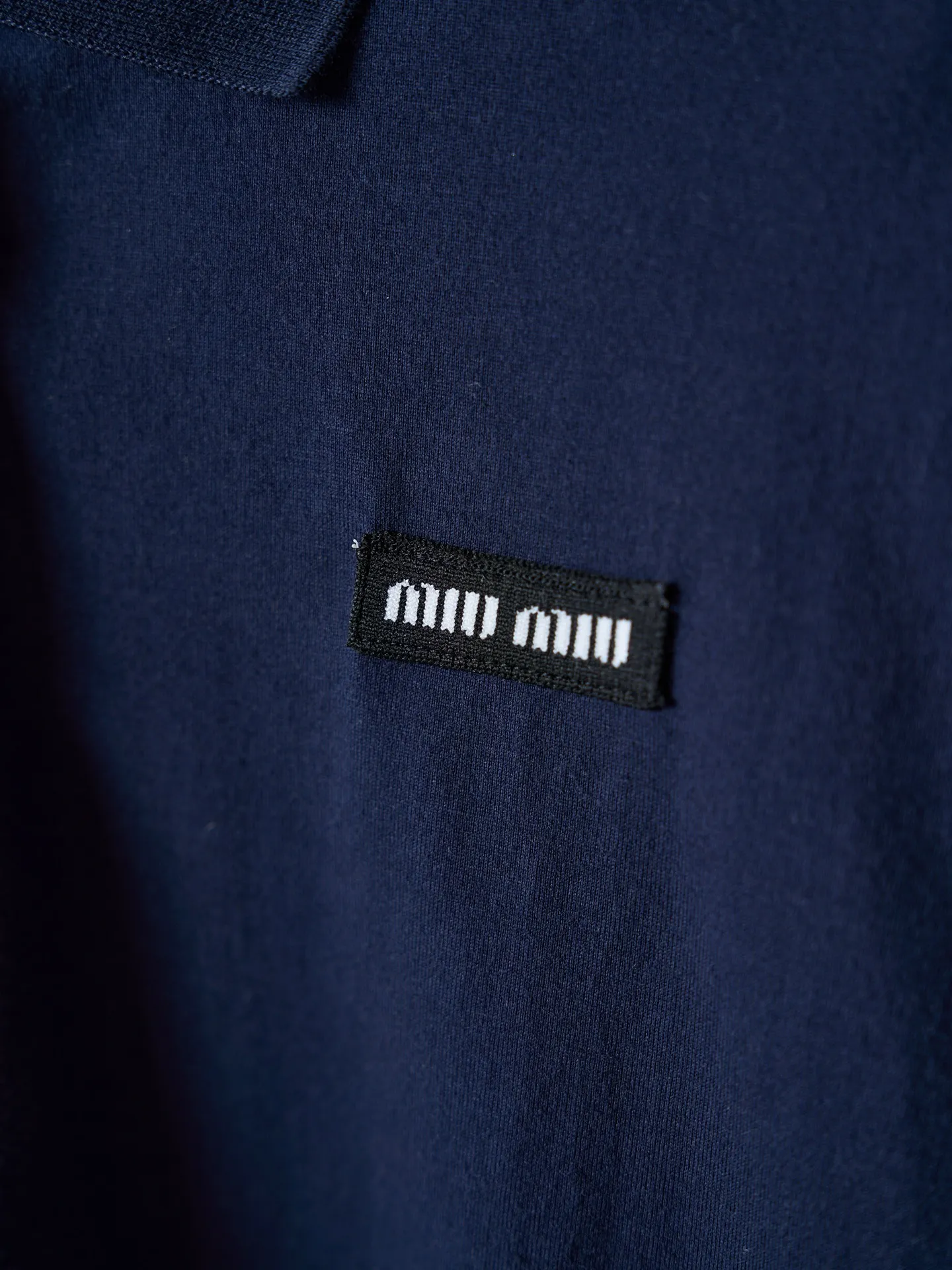 Miu Miu/ Polo 【In Stock】S M L ， ， ， 。 Navy Blue ，Retro Khaki ， 。 Miu Miu ， 。 ， Retro ； ， 。 ， 。 1. “Miu Miu ” 、 。 2. ， ， 。 3. ， ， ， 、