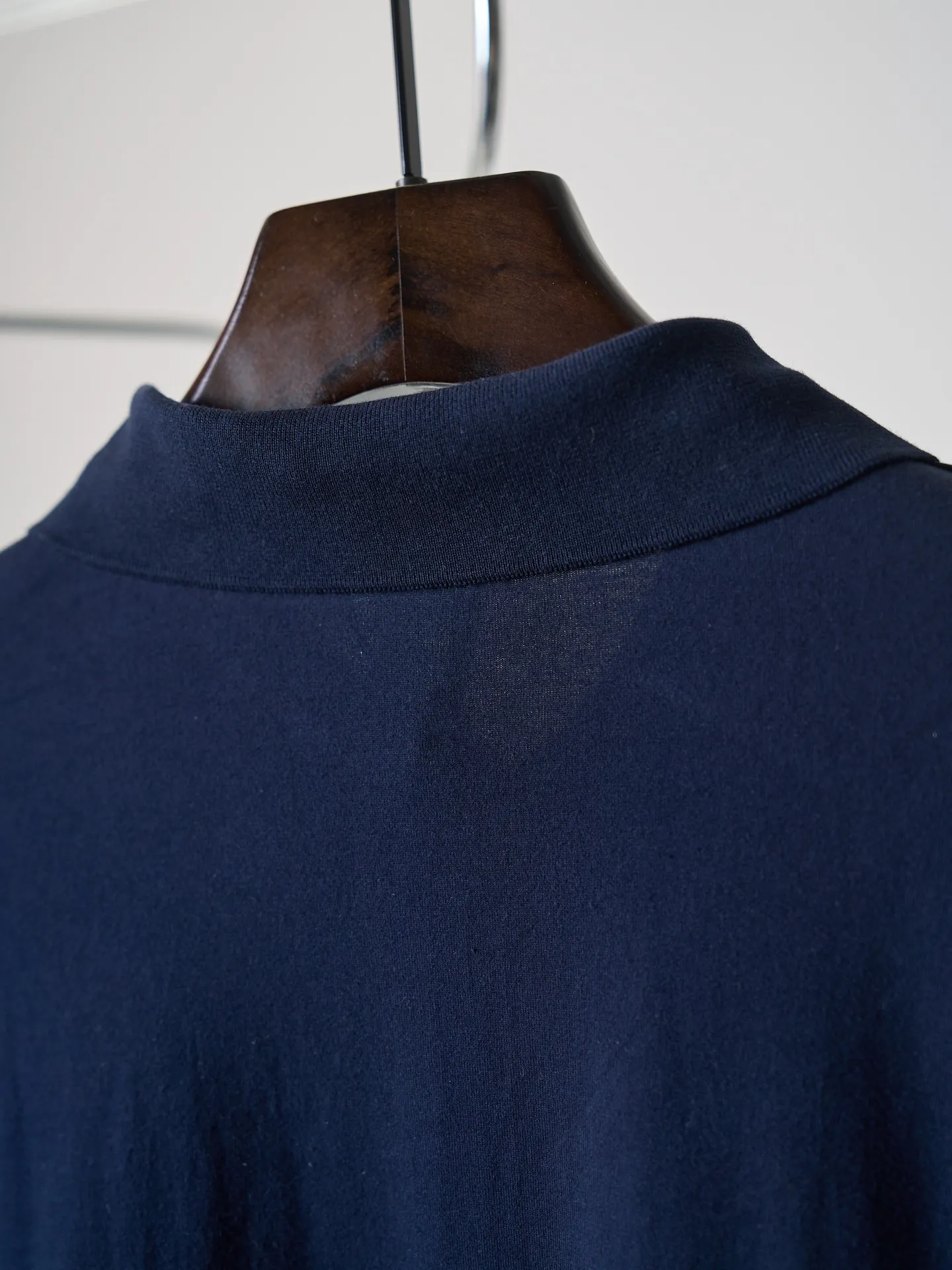 Miu Miu/ Polo 【In Stock】S M L ， ， ， 。 Navy Blue ，Retro Khaki ， 。 Miu Miu ， 。 ， Retro ； ， 。 ， 。 1. “Miu Miu ” 、 。 2. ， ， 。 3. ， ， ， 、