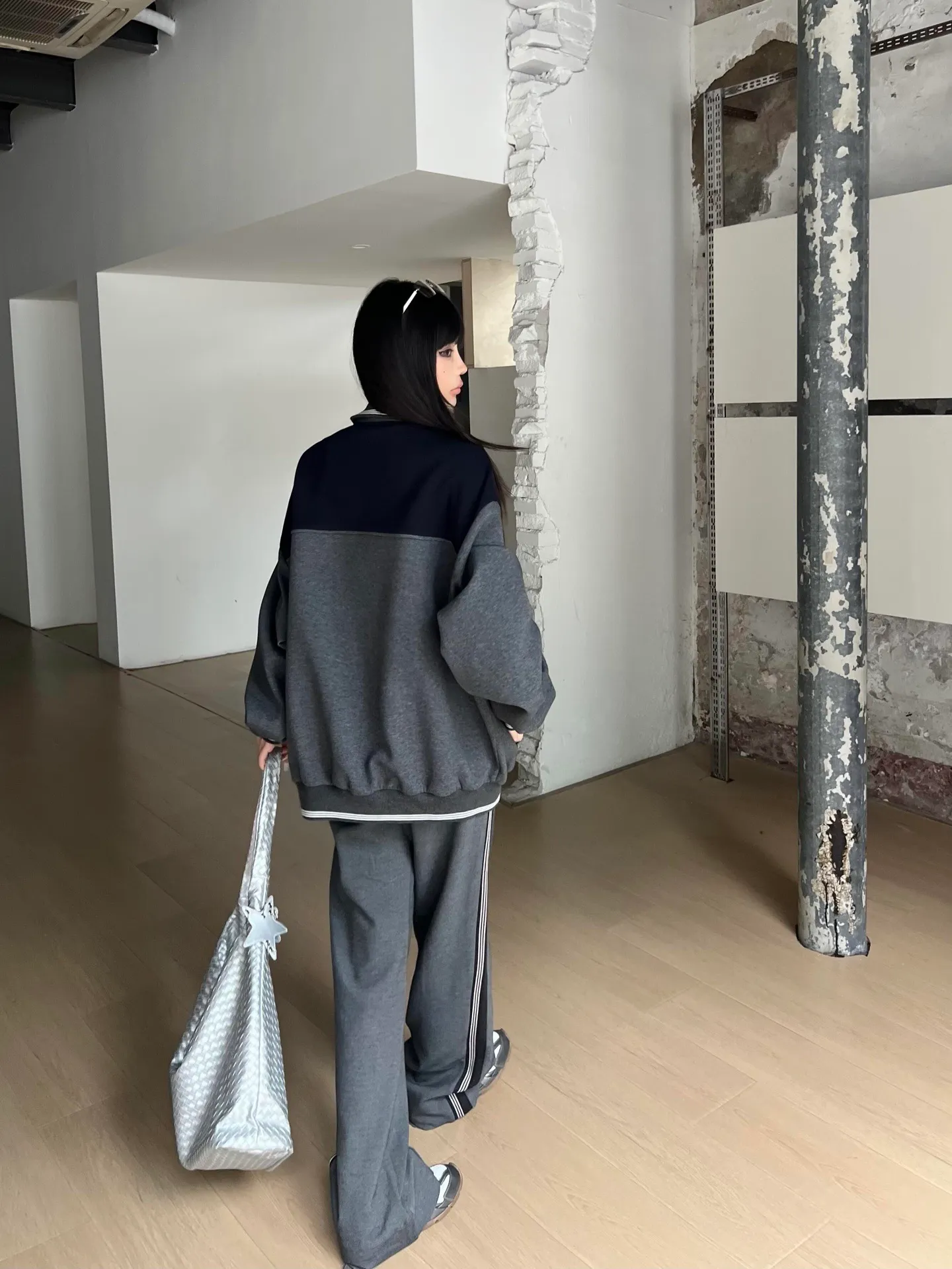 「 」