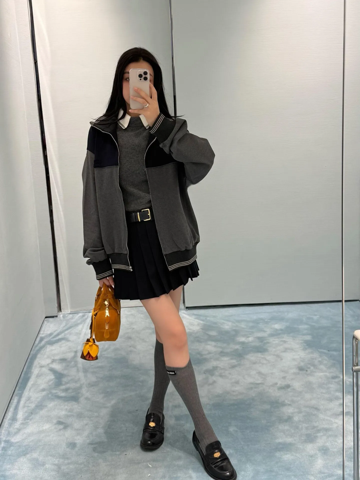 「 」