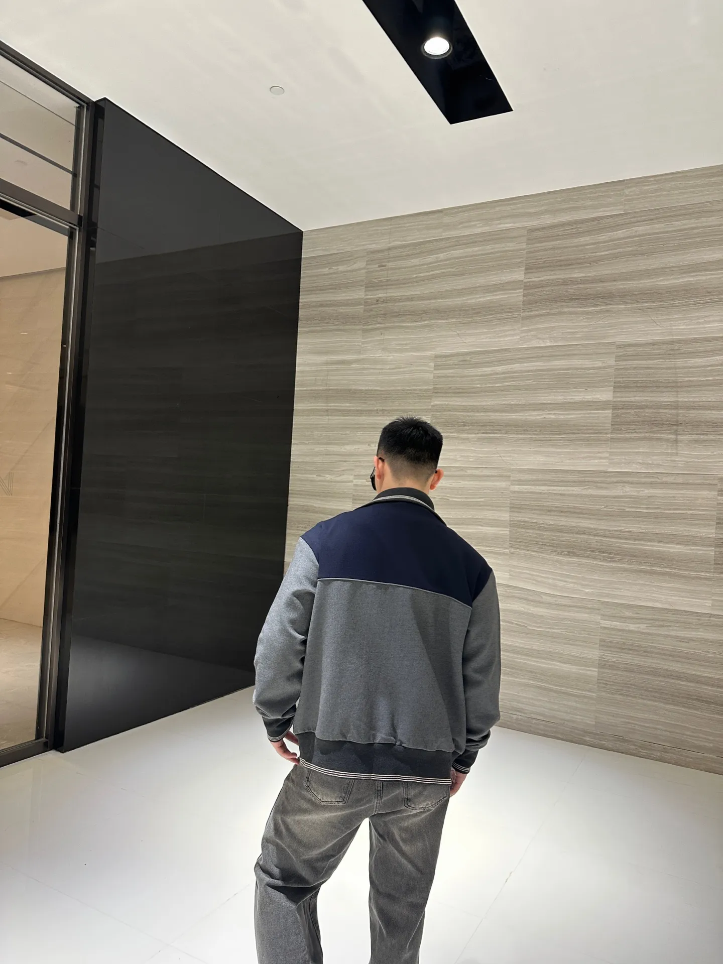 「 」