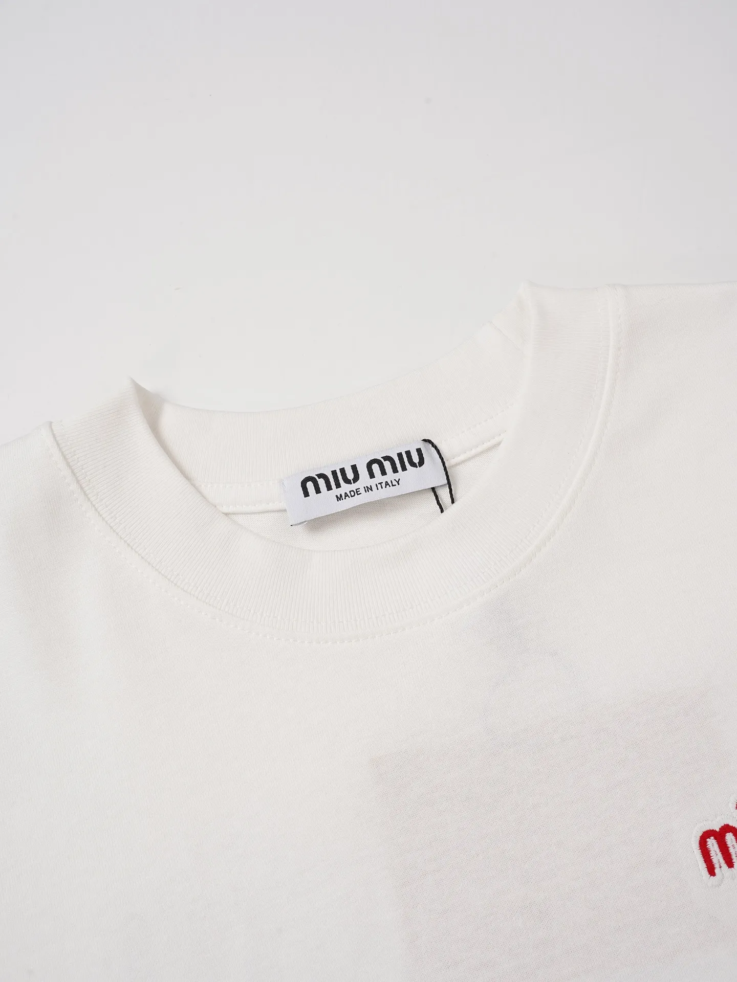 Miumiu/ 2026ss「Club」Series T Miu Miu 2026New Arrival T ， ， ， “Retro ” ， Versatile 。 「Club」 “miu miu club” ， ； / ， Retro Red White ， fufu “ ” ， 90 ， 。 / ， ， ， ；Black White Red ，Classic Miu Miu ， Retro ， 。 ， ， ， 、 ， Oversize ； ， “ ” ， ， 、 。 ：White Black Size：XS S M L