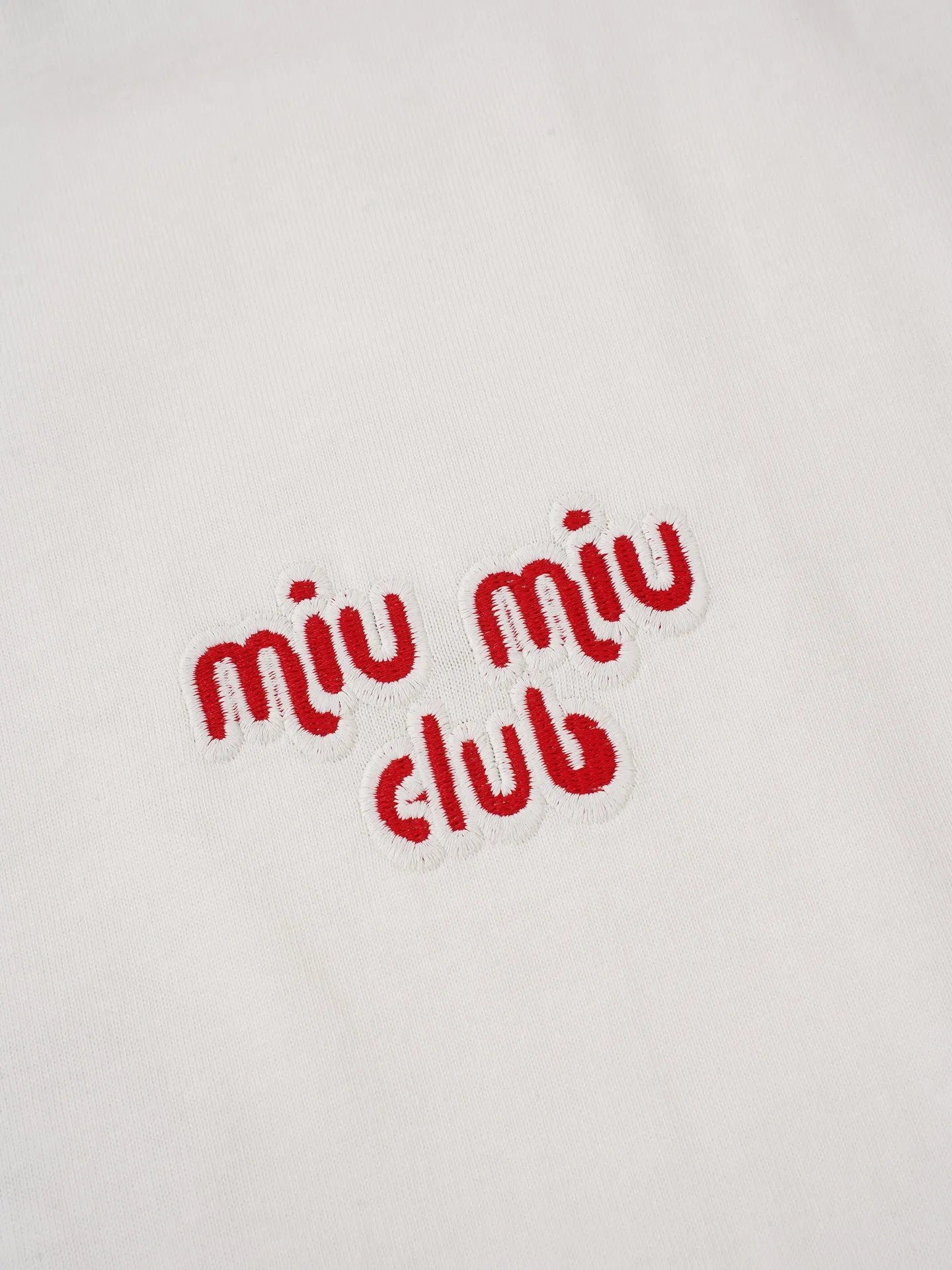 Miumiu/ 2026ss「Club」Series T Miu Miu 2026New Arrival T ， ， ， “Retro ” ， Versatile 。 「Club」 “miu miu club” ， ； / ， Retro Red White ， fufu “ ” ， 90 ， 。 / ， ， ， ；Black White Red ，Classic Miu Miu ， Retro ， 。 ， ， ， 、 ， Oversize ； ， “ ” ， ， 、 。 ：White Black Size：XS S M L