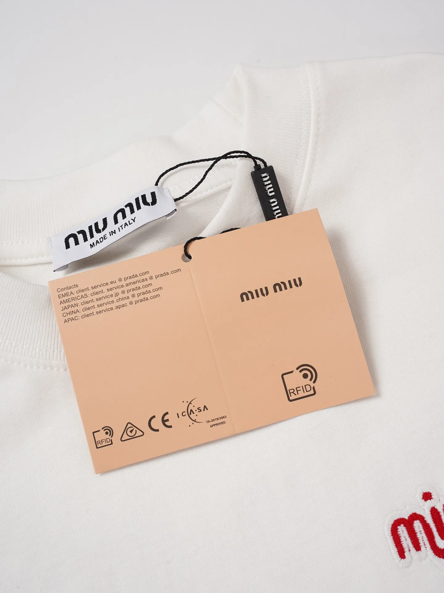 Miumiu/ 2026ss「Club」Series T Miu Miu 2026New Arrival T ， ， ， “Retro ” ， Versatile 。 「Club」 “miu miu club” ， ； / ， Retro Red White ， fufu “ ” ， 90 ， 。 / ， ， ， ；Black White Red ，Classic Miu Miu ， Retro ， 。 ， ， ， 、 ， Oversize ； ， “ ” ， ， 、 。 ：White Black Size：XS S M L