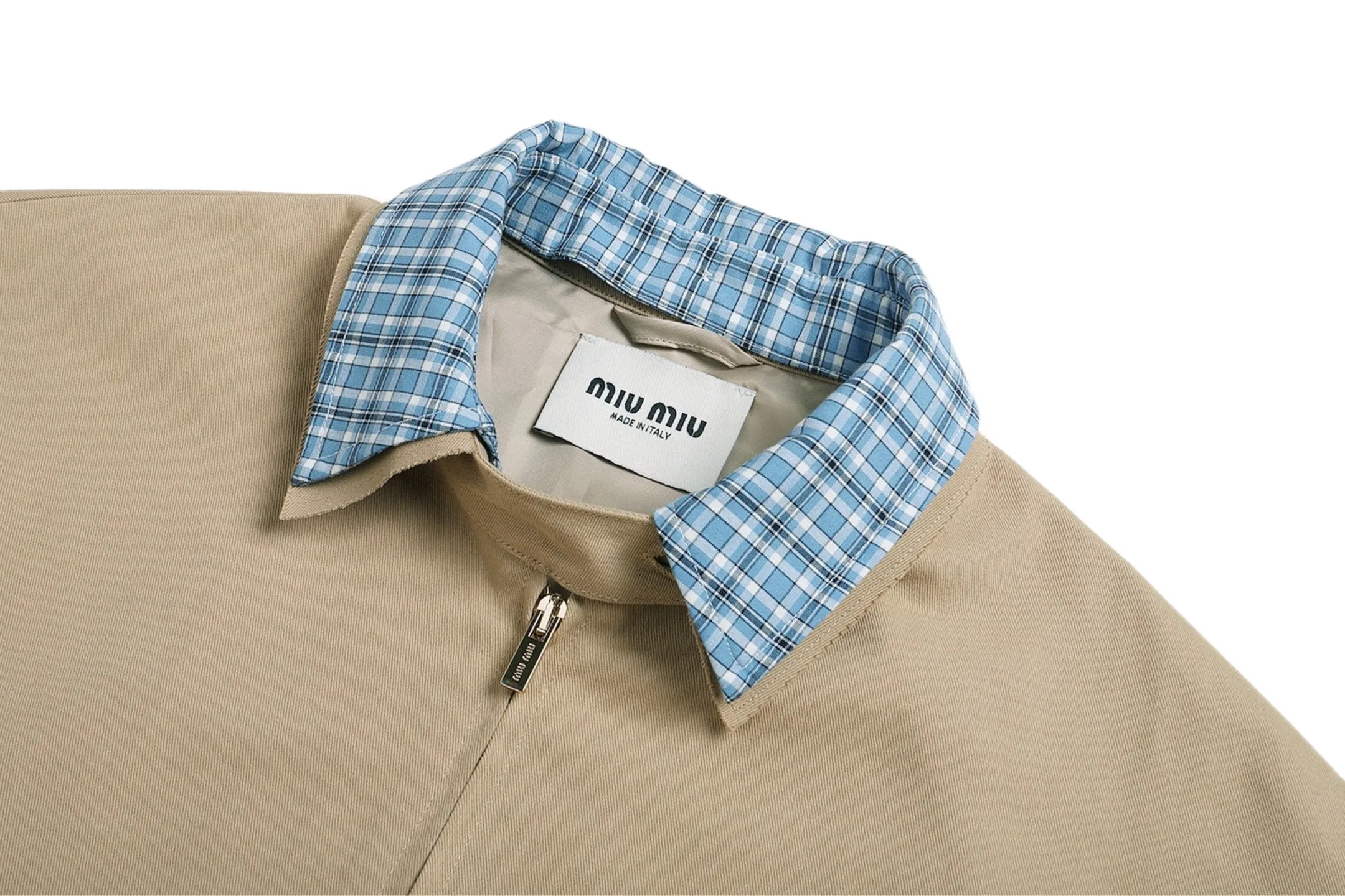 】 Miu Miu 22,800 ， ， 。 ， ， 。 19 ， ， 。 Breathable ， ， 。 ， 、 ， 。 ， 0.3cm ， Retro ， 。 Gold ， YKK EXCELLSeries ， PVD ， 3 Wear-Resistant 。 Cushioning ， ， ， 。 ， ， 。 Size:S/M/L/XL