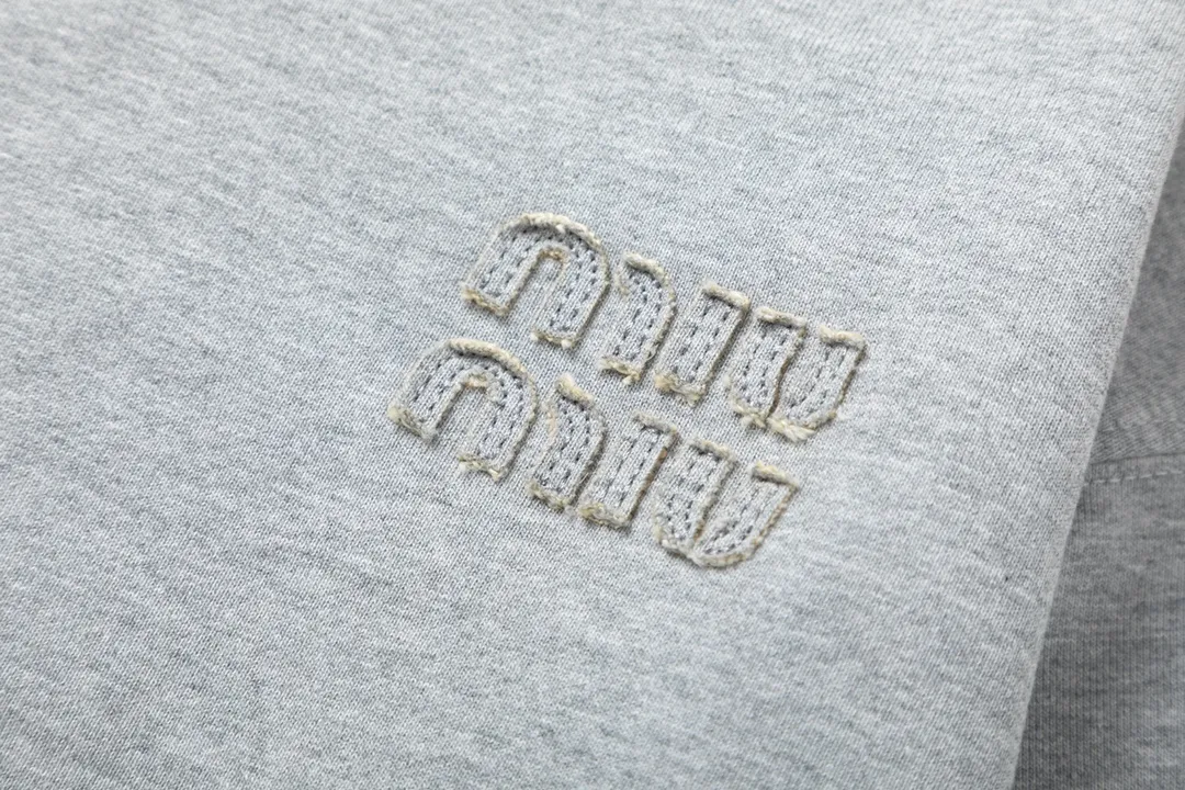 （1:1Original Quality) MIUMIU 24FW 100% ， 420g 。 ， 。 logo ， 。 Gold ， 。 ， 。 。 Size：S-XL