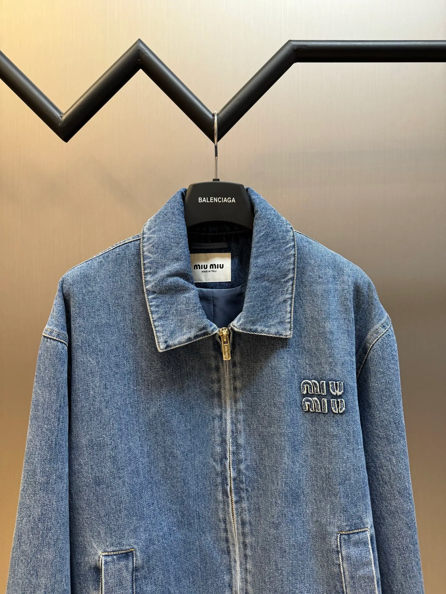 miu miu ， ， ， ， ， 。 ， ， ； Wear-Resistant ， 。 ， 、 、Breathable 。 ， ， 。 ， ， 、 、 。 ， 。 ， ， ， ， ， 、 。 ， 。 ， 。 ， 、oversized ， 、 。 size：38.40.42.44