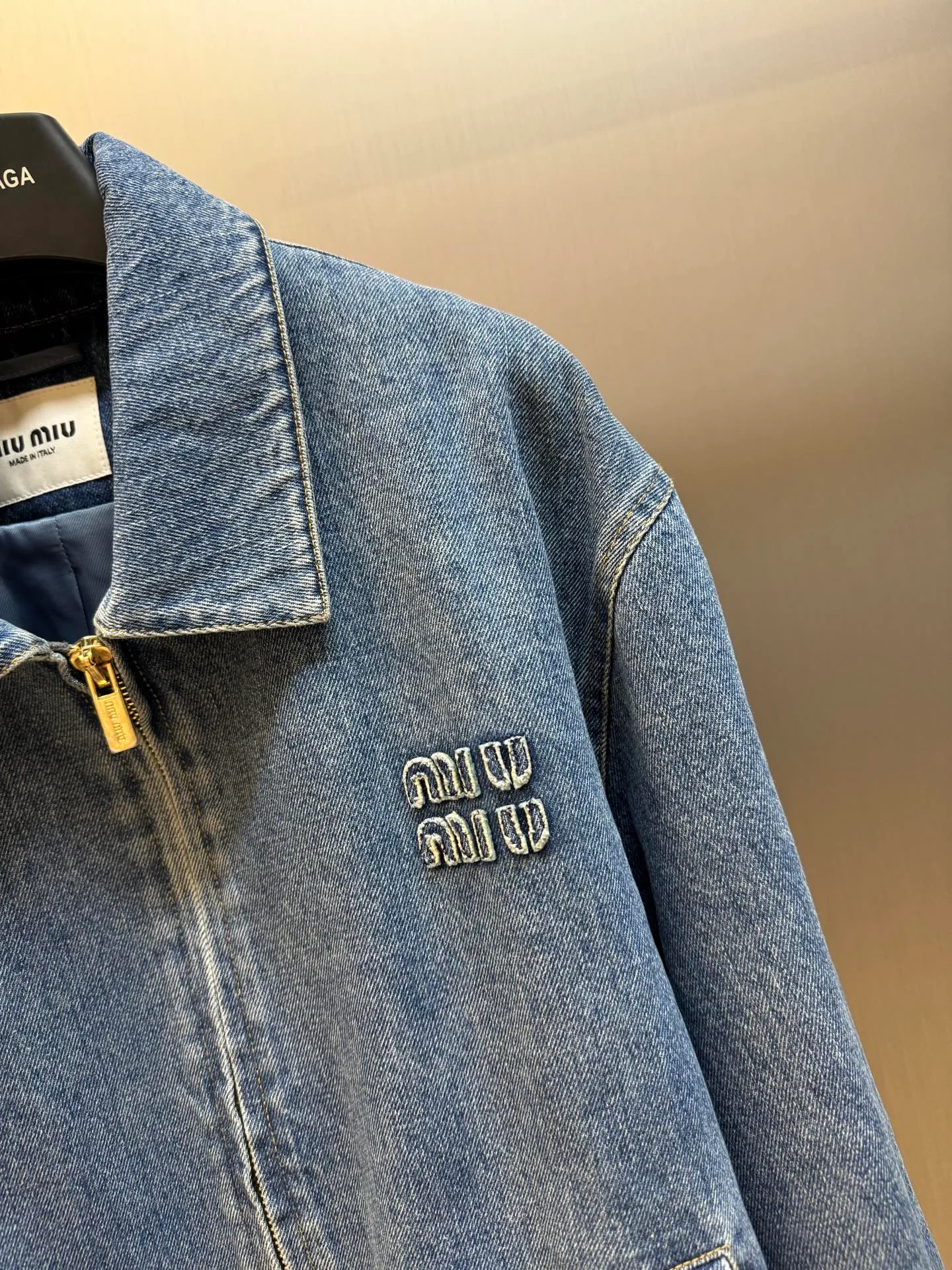 miu miu ， ， ， ， ， 。 ， ， ； Wear-Resistant ， 。 ， 、 、Breathable 。 ， ， 。 ， ， 、 、 。 ， 。 ， ， ， ， ， 、 。 ， 。 ， 。 ， 、oversized ， 、 。 size：38.40.42.44