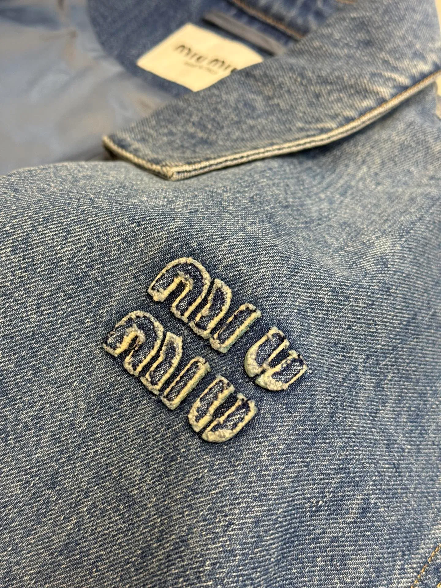 miu miu ， ， ， ， ， 。 ， ， ； Wear-Resistant ， 。 ， 、 、Breathable 。 ， ， 。 ， ， 、 、 。 ， 。 ， ， ， ， ， 、 。 ， 。 ， 。 ， 、oversized ， 、 。 size：38.40.42.44