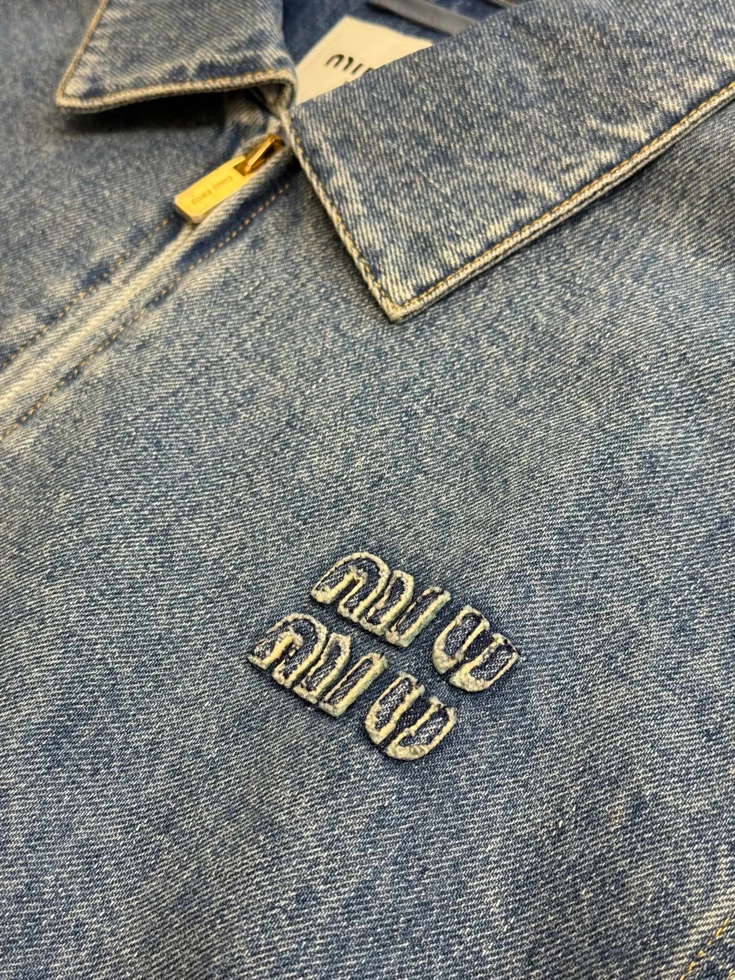miu miu ， ， ， ， ， 。 ， ， ； Wear-Resistant ， 。 ， 、 、Breathable 。 ， ， 。 ， ， 、 、 。 ， 。 ， ， ， ， ， 、 。 ， 。 ， 。 ， 、oversized ， 、 。 size：38.40.42.44