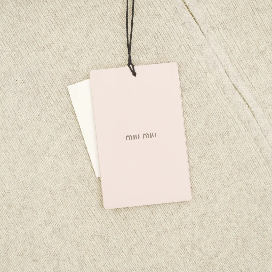 MIU MIU MM 、 ， 。 ， 。 100% ， ， 、 。100% ， Breathable 。 820g， / 。 ， 300-500g 。820g 、 ， ， 。 Same Style Size：S-XL