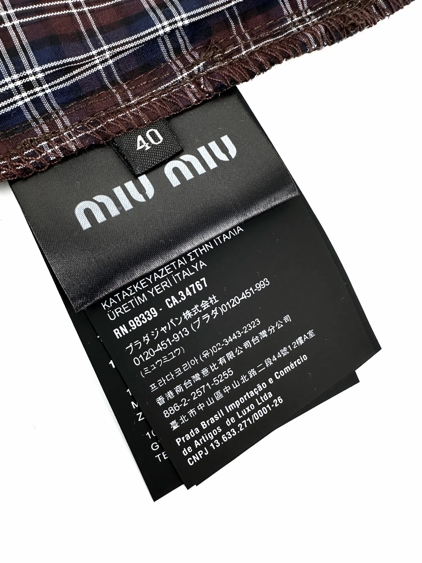 Miu Mi ， ， ； ， ， 。 ， Retro ， ， Retro 。 Miu Miu ， ， 。 ， ， 。 ， ， ；A ， ， ， 。 ， 。 1. ， Miu Miu ， 、 。 2. ， ， ， ， 。 3. ， 、 、 ， ； ， ， ， 、 、 、 。 ： 1:1 Miu Miu ： Size： 38 40 42 ： FF 848