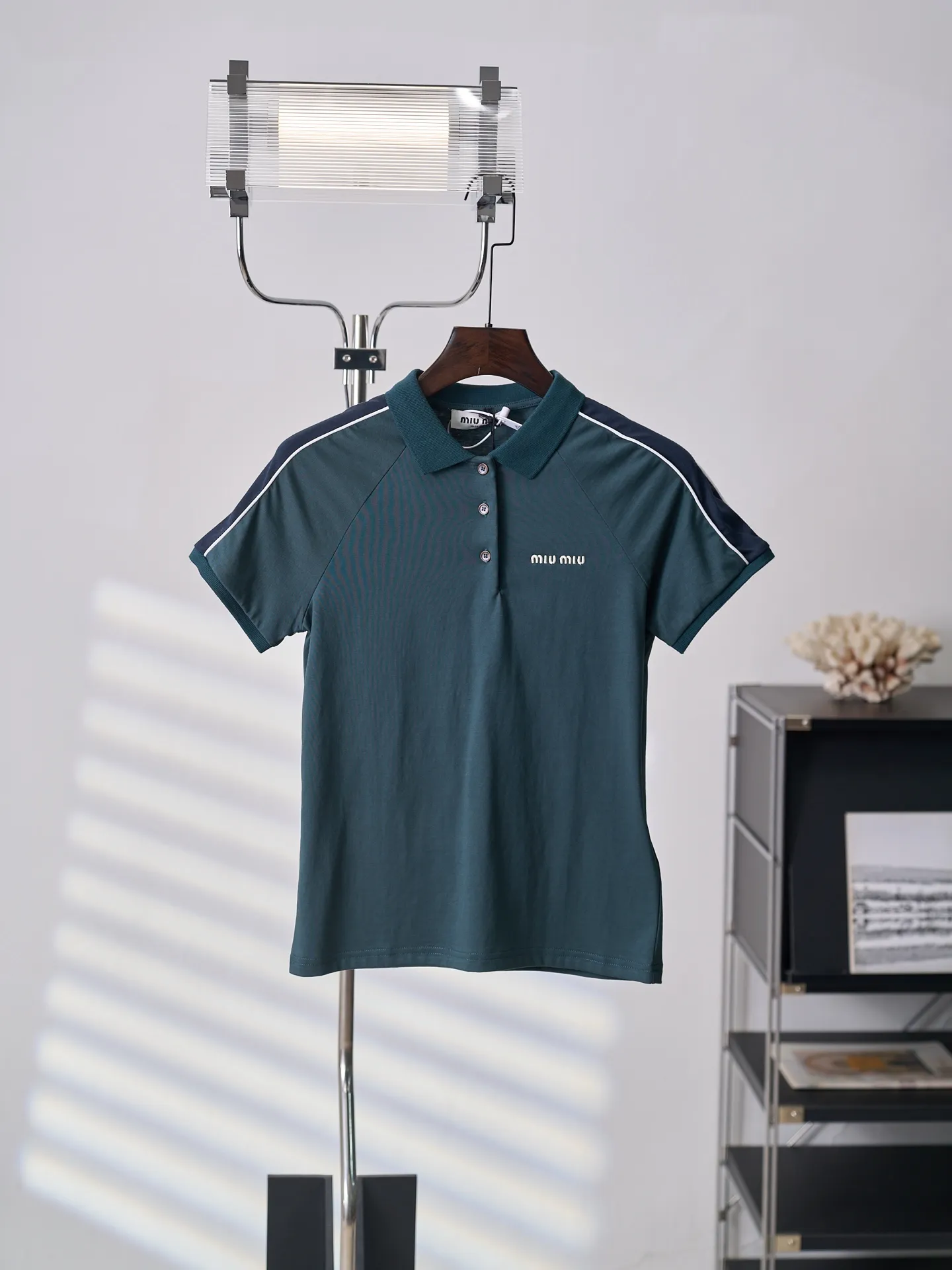 Miu Miu/ Polo 【In Stock】XS S M ， Breathable， 。 ， ， 。 Miu Miu ， 。 ， ， 3 ， 。 ， ； ， 。 1. ， Miu Miu ， 、 。 2. ， ， ， ， 。 3. ， ， ， 、 ， 。
