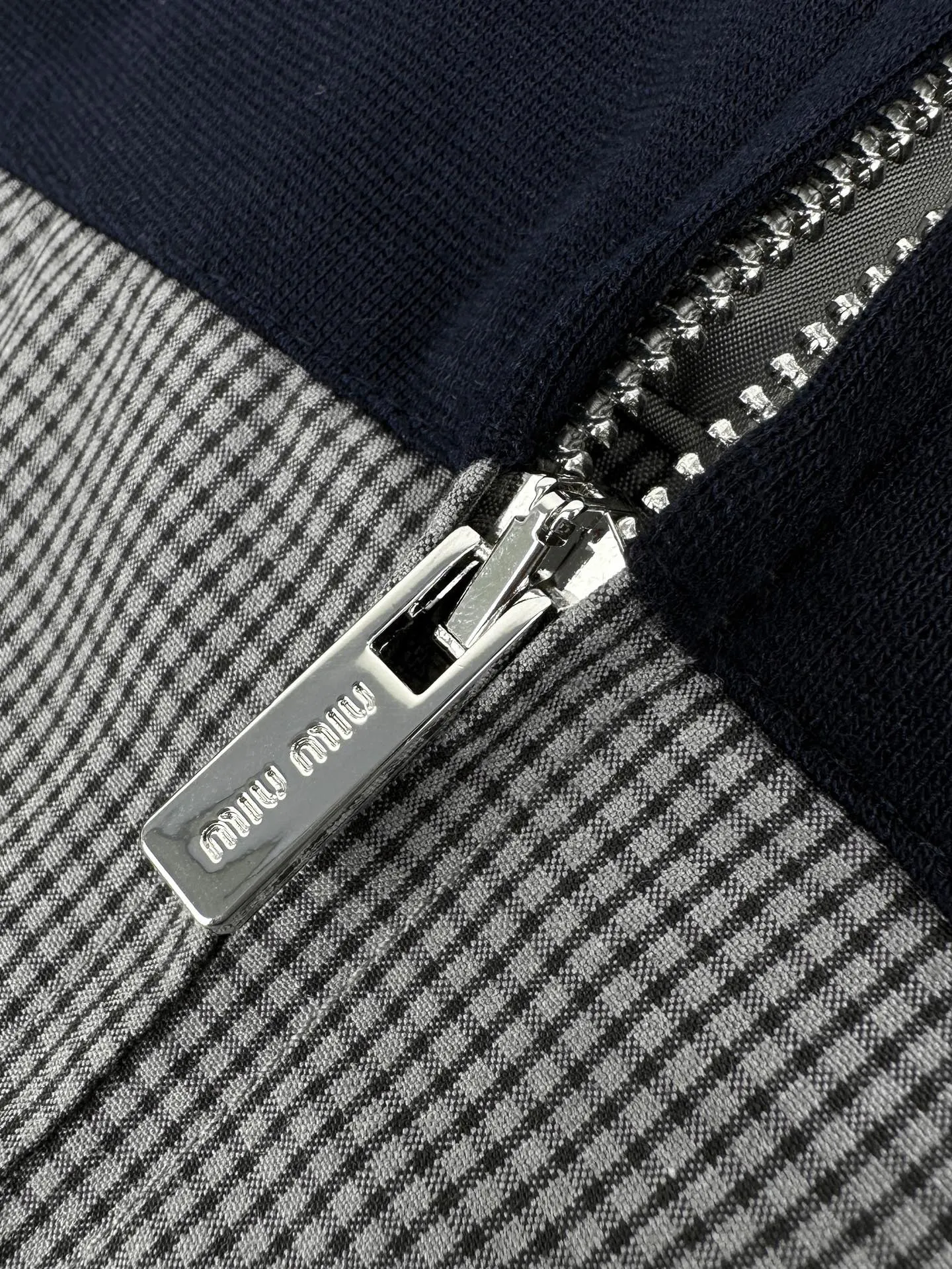 Miu Mi ， ， 。Light Gray ， Navy Blue ， ， 。 Miu Miu ， 。 Classic Vichy ， ，Navy Blue ， 。 ， ， 。 ， Retro 。 1. “Miu Miu ” 、 。 2. ， ， 。 3. 、 ， 。 ： 1:1 Miu Miu 1:1 Miu Miu 1:1 Miu Miu ： Size： 38 40 42 ： FF 797