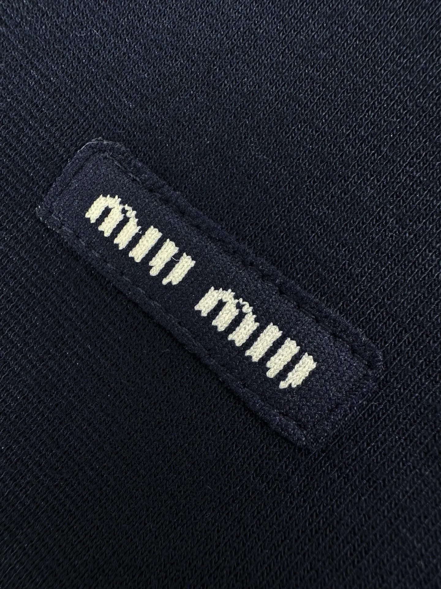 Miu Mi ， ， 。Light Gray ， Navy Blue ， ， 。 Miu Miu ， 。 Classic Vichy ， ，Navy Blue ， 。 ， ， 。 ， Retro 。 1. “Miu Miu ” 、 。 2. ， ， 。 3. 、 ， 。 ： 1:1 Miu Miu 1:1 Miu Miu 1:1 Miu Miu ： Size： 38 40 42 ： FF 797
